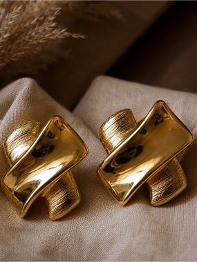 Vintage Gay Boyer Gold Tone Sculptural Clip-On Earrings Abstract Ribbon